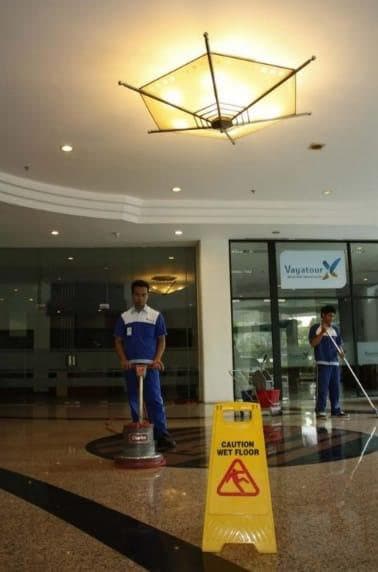 Pembersihan lobi gedung