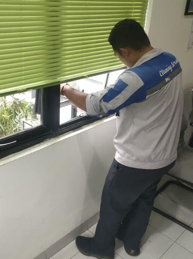 Pembersihan pintu kaca