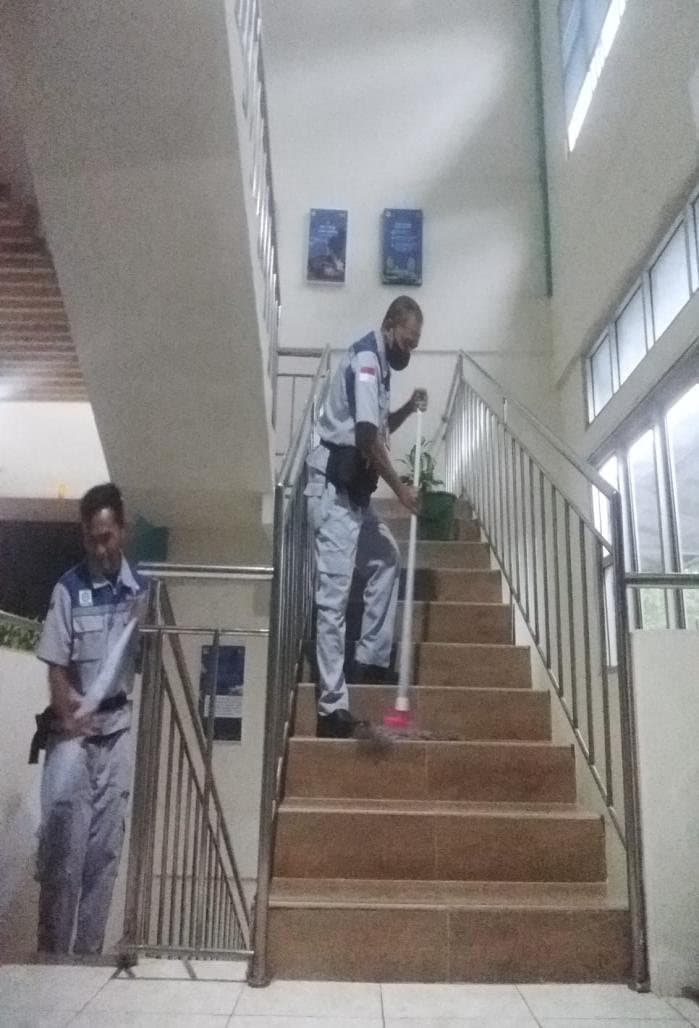 Pembersihan tangga gedung