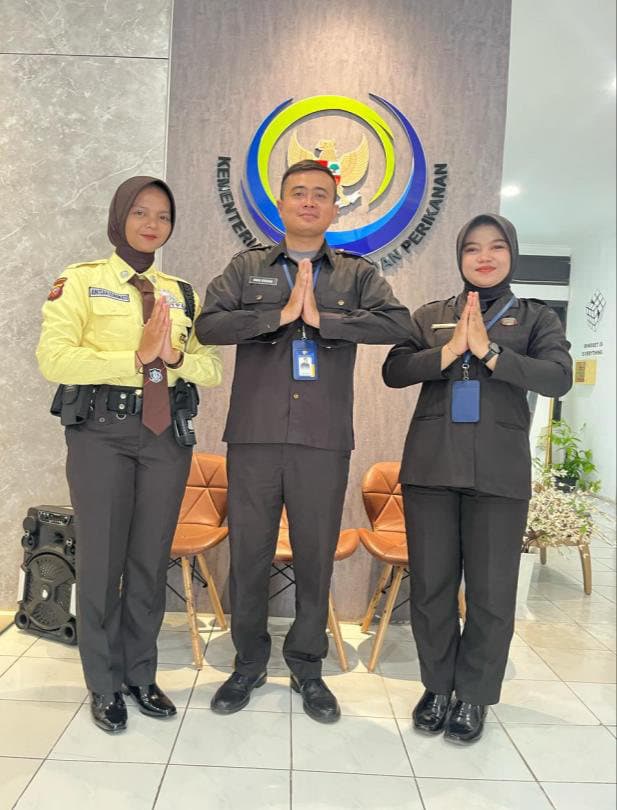 Anggota Satpam wanita di lobi klien