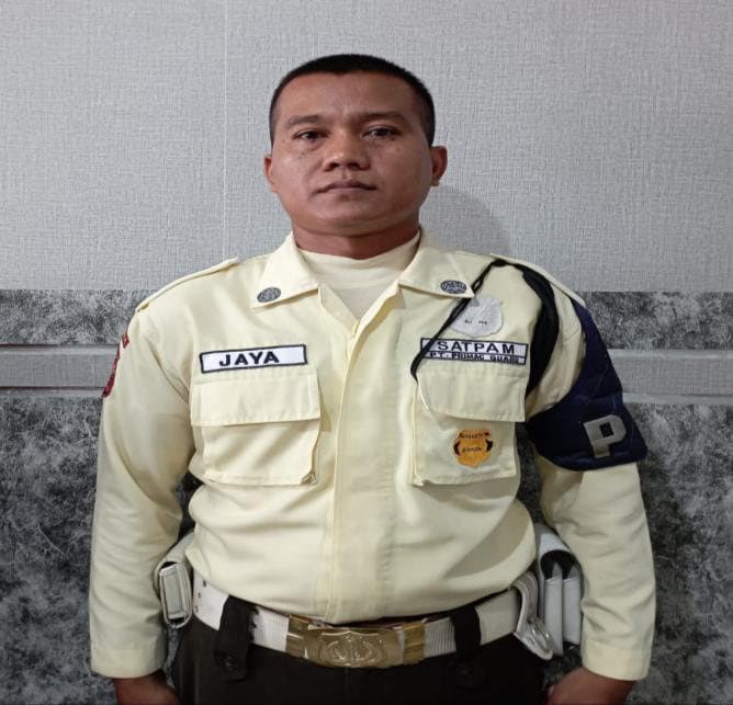 Anggota Satpam berseragam lengkap