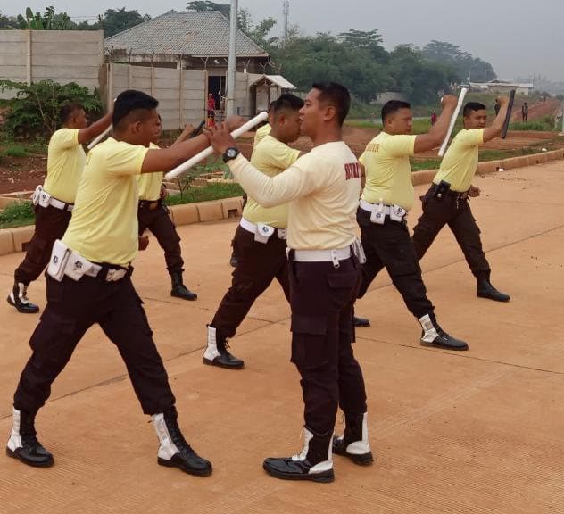 Latihan drill tongkat dan borgol anggota Dharmapati