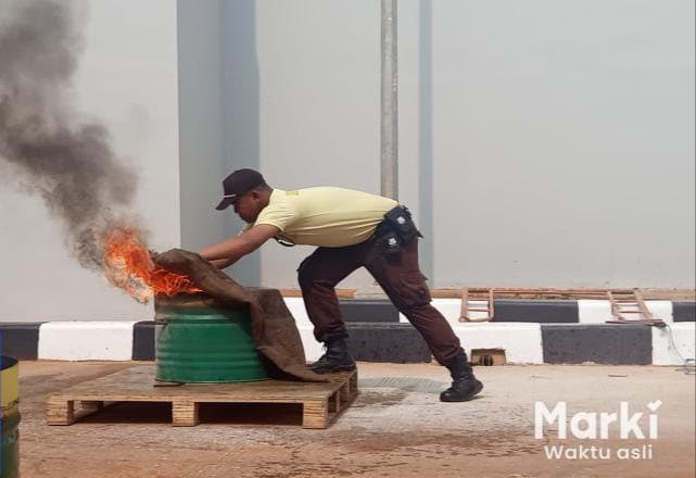 Drill pemadam kebakaran di Pusdiklat Dharmapati